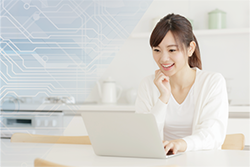テレワークでCADLUS Wを操作している女性